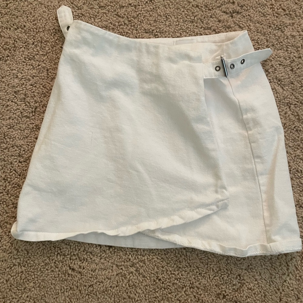 Princess Polly White Mini Skirt with Buckle Detail! 🐚🥥